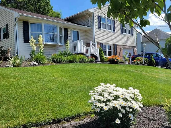 11 Idlewood Dr, Dallas, PA 18612