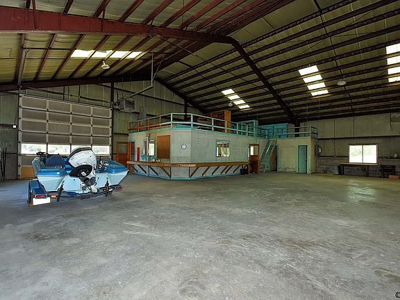 3rd image of 705 N Petroleum Ave
