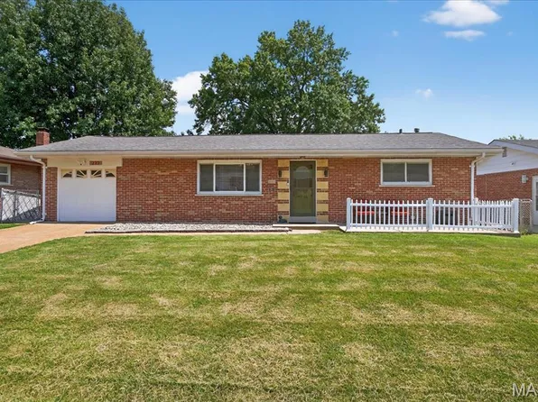 322 Charing Ln, Saint Louis, MO 63125