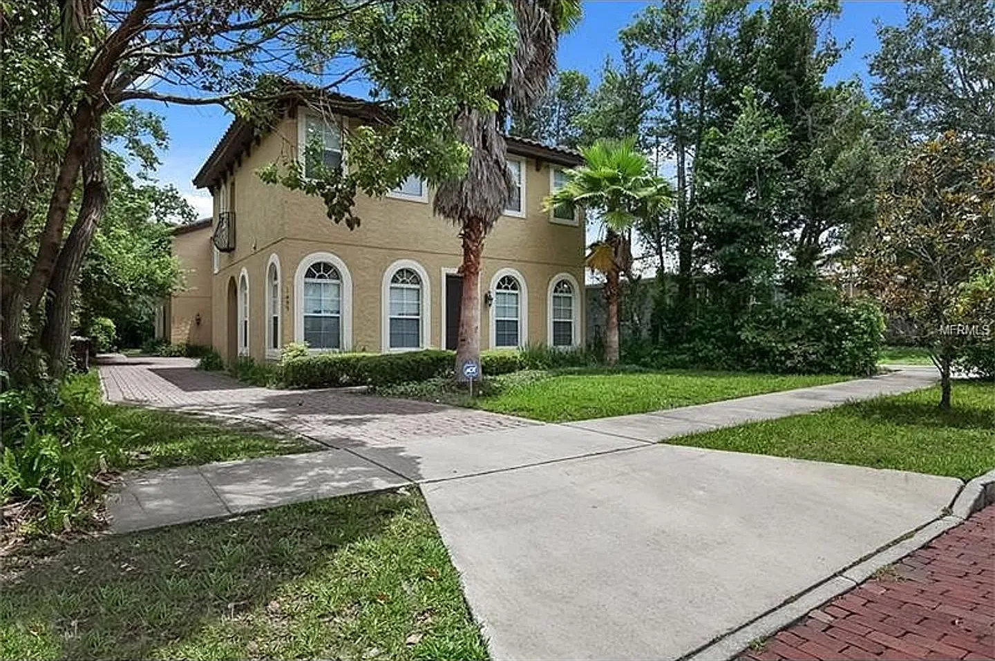 Beautiful duplex with custom upgrades on brick paved st in Downtown Orlando — Photo 2