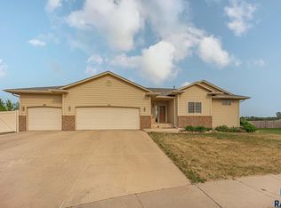 916 Woodmont Ave, Harrisburg, SD 57032