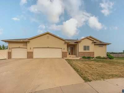 916 Woodmont Ave, Harrisburg, SD, 57032