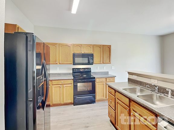 5th image of 964 Willow Creek Dr