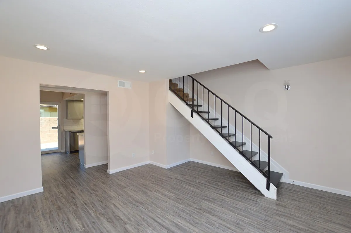 1418 E Knoll Cir — Photo 3