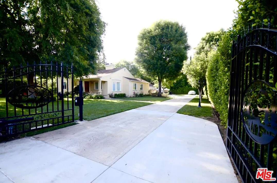 5 bed, 3.0 bath, 2342 sqft, $7,750 — Photo 3