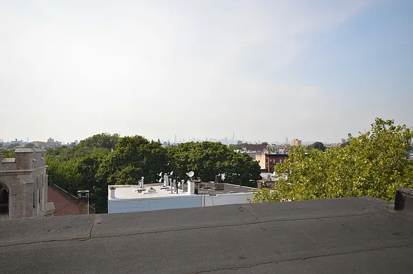 Rented by Sam Tabak | media 24