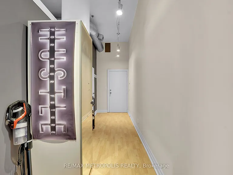 276 King St W #207 — Photo 20