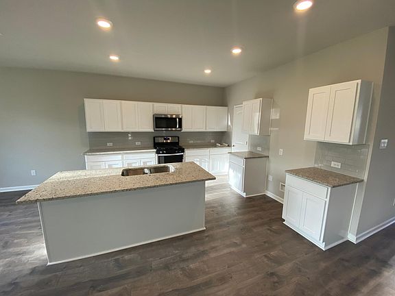 5th image of 209 S Lakepointe Dr