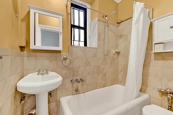 Sold by REMAX Elite | media 21