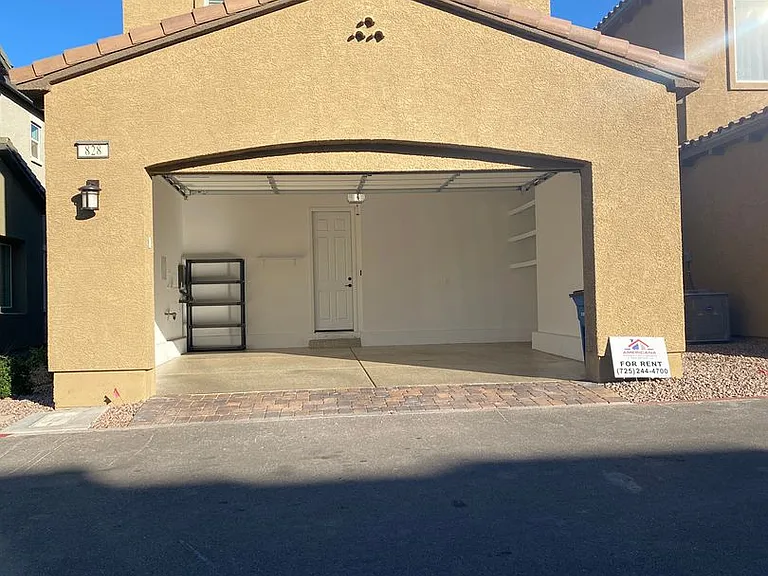 828 Royal Beekman St — Photo 37