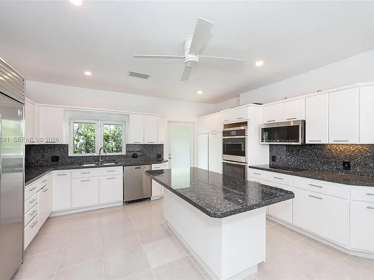141 Cape Florida Dr — Photo 8