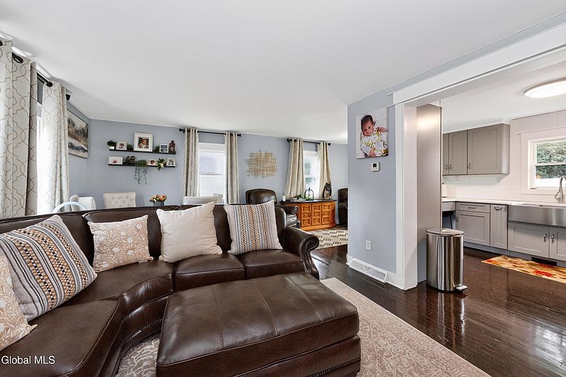 3rd image of 827 5th Avenue