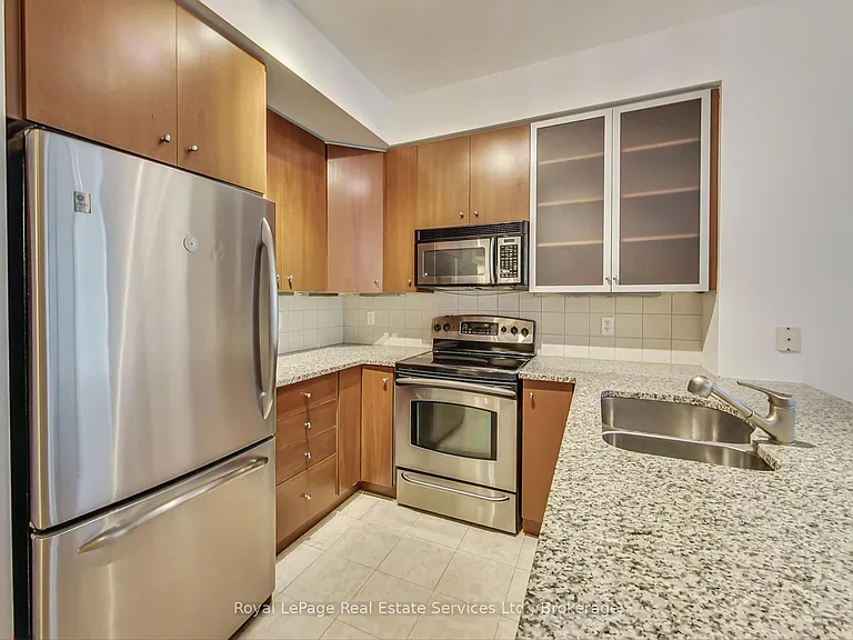 438 King St W #402 — Photo 10