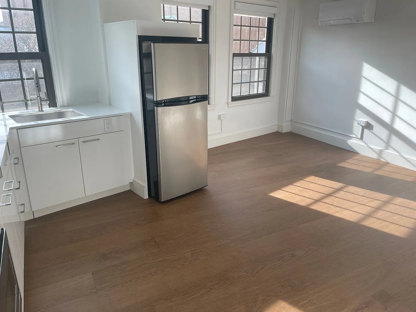 Free Month Harvard Sq Super Sunny All New Full Size Studio Central Ac 1 Free Month Now Or 9.1 — Photo 3