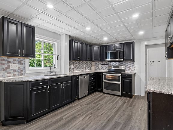 3rd image of 33 Pierpont St
