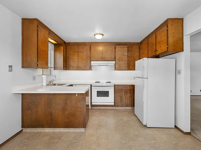 1336 Broadway #B - 2 bedroom | 1 bath | Upper unit w/ a private balcony — Photo 8