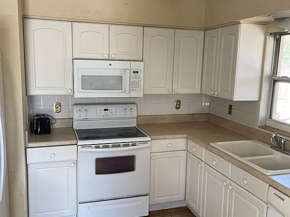 2331 30th Avenue Dr E, Bradenton, FL 34208