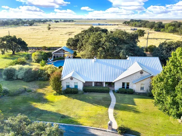 208 COUNTY ROAD 4325, Hondo, TX 78861