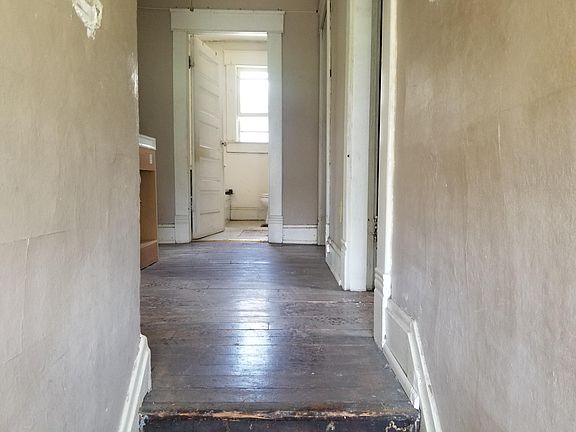 5th image of 1935 Floral Ave