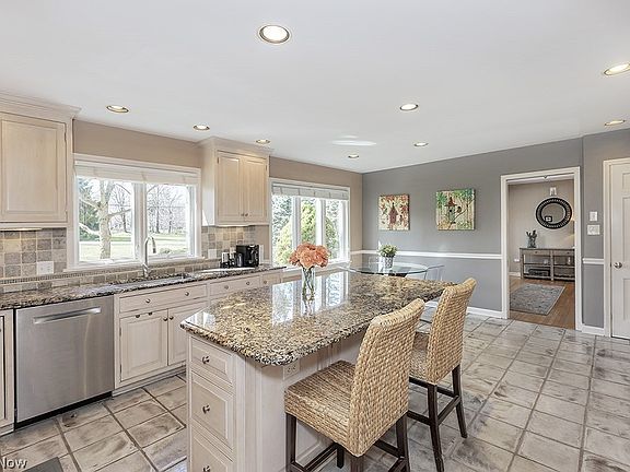 5th image of 180 Sterncrest Dr