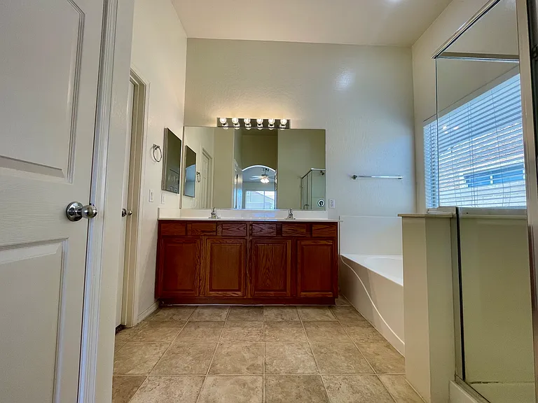 25853 W Elizabeth Ave — Photo 10