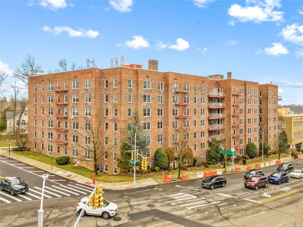 241-20 Northern Boulevard #3J, Little Neck, NY 11362