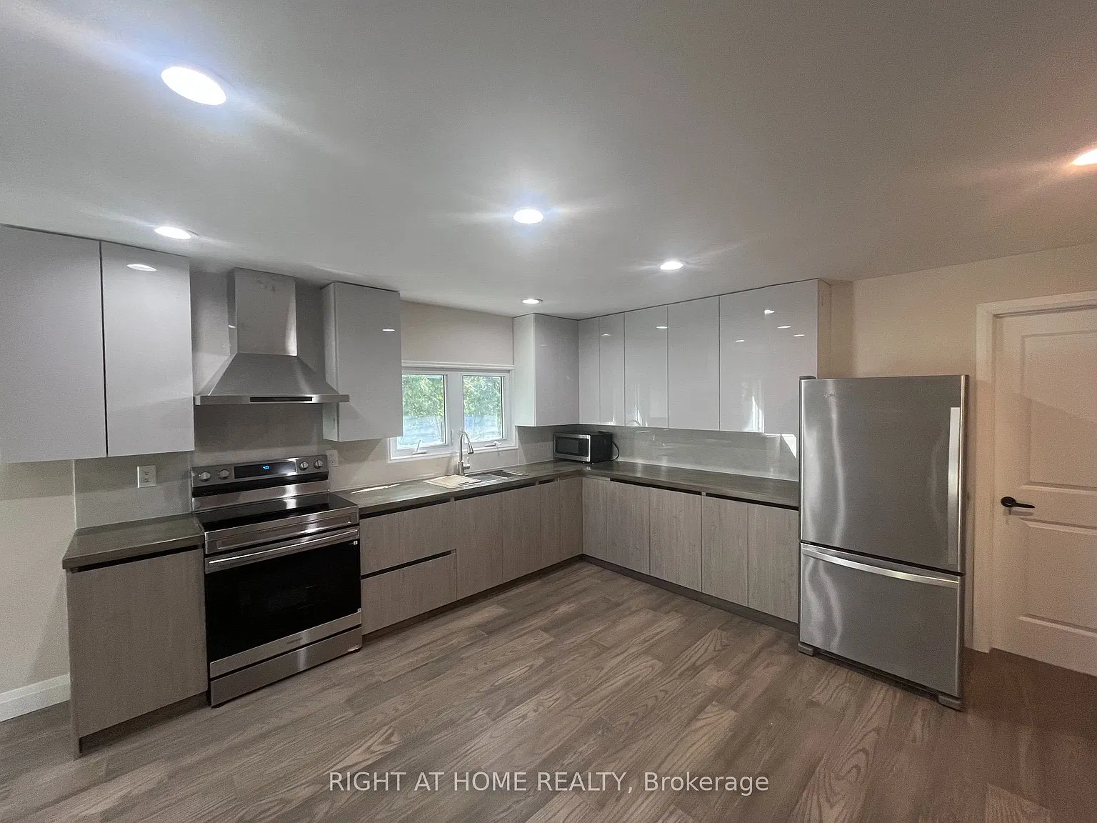 4 bed, $2,600 — Photo 2