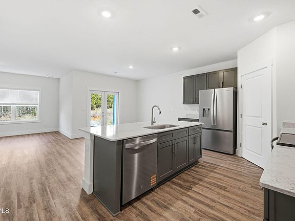 5th image of 682 Saint Andrews Dr