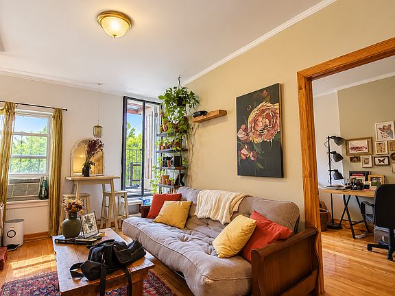 3rd image of 413 Hart St #2