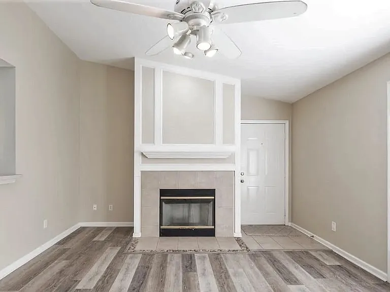 13727 Richmond Park Dr N #105 — Photo 4