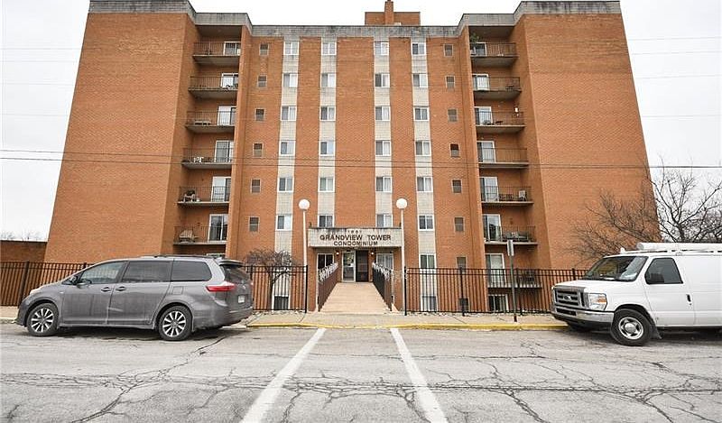 Welcome to 1001 Grandview, Unit 207, within walking distance to Bridgeville and close to shopping and dining!