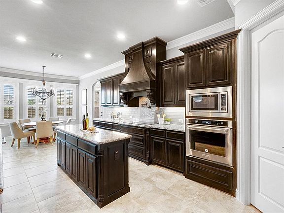 4th image of 921 Rhone Ln
