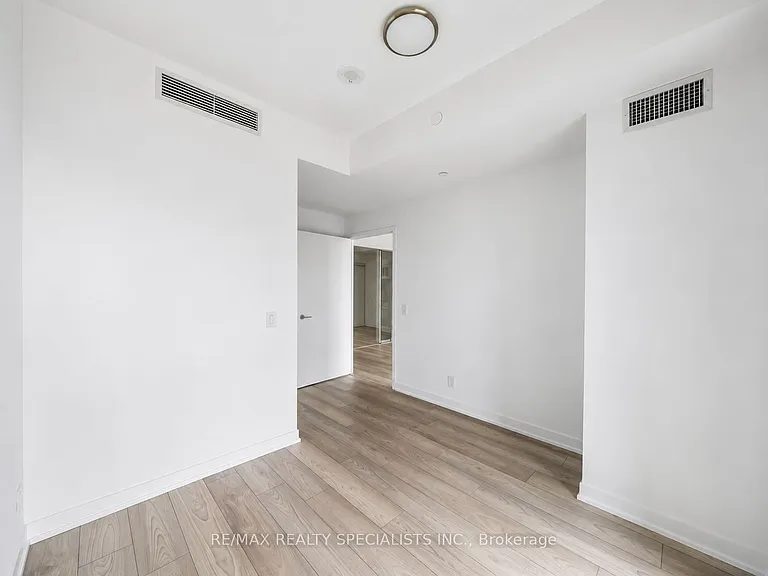 285 Dufferin St #817 — Photo 16