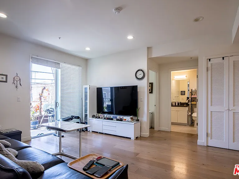 105 S Mariposa Ave #204 — Photo 1