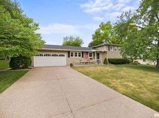 2236 Olympia Dr, Bettendorf, IA