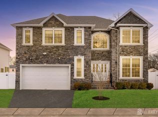 2 Maddie Ct, Colonia, NJ 07067