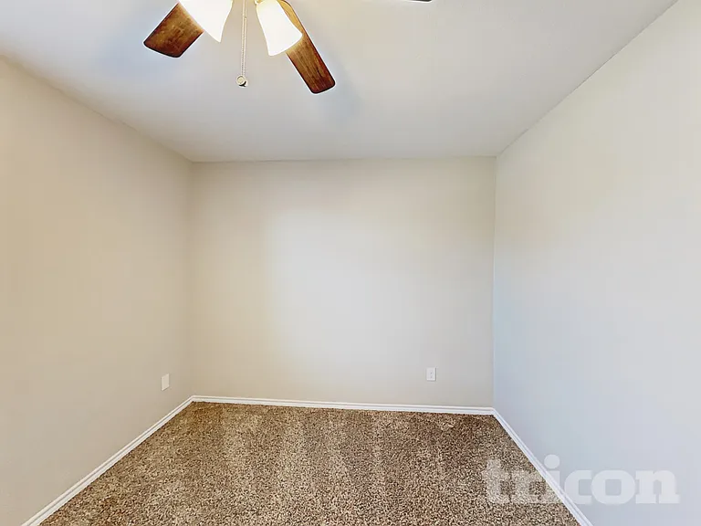 916 Roland Dr — Photo 10