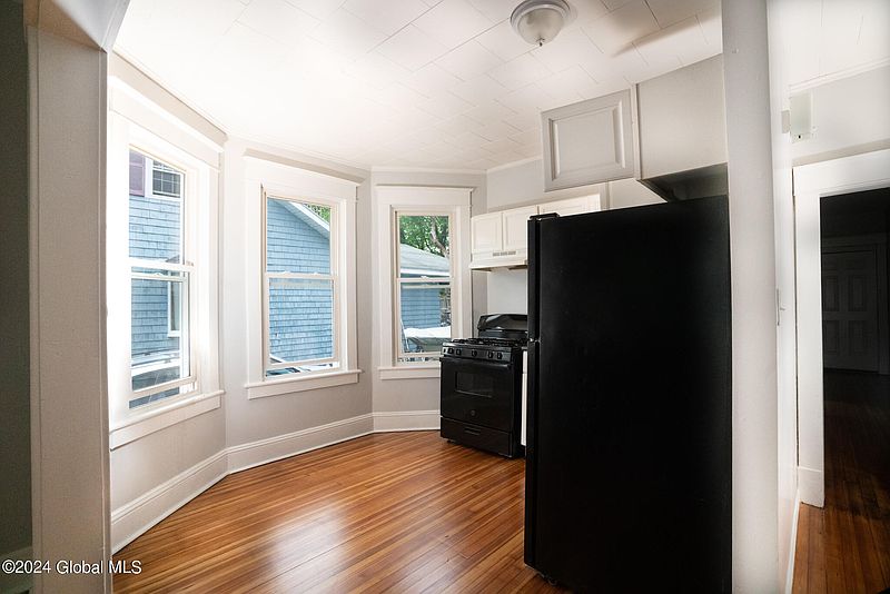 4th image of 23 Magnolia Terrace