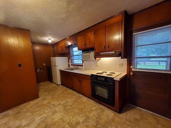 5th image of 303 McLeod St