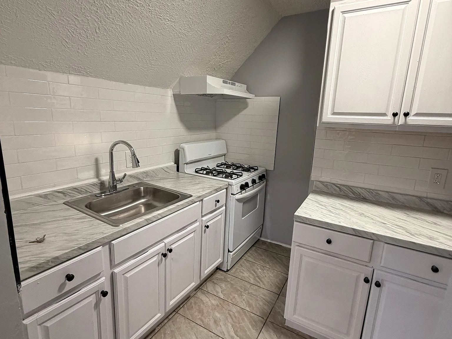 3 bed, 1026 sqft, $1,850 — Photo 3