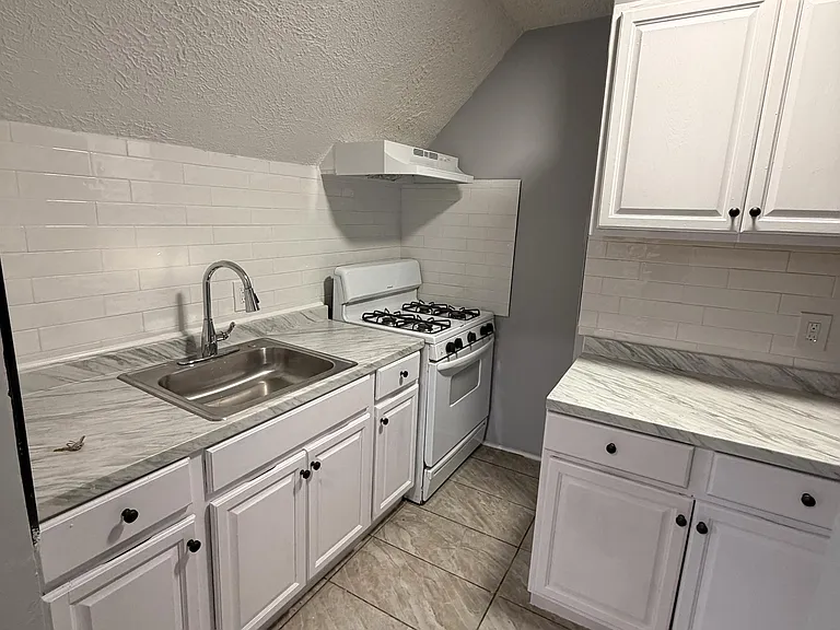 534 Howard Ave #3 — Photo 3