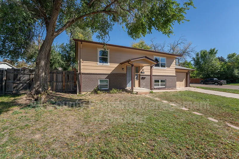 3 bed, 2.0 bath, 1850 sqft, $2,500 — Photo 1
