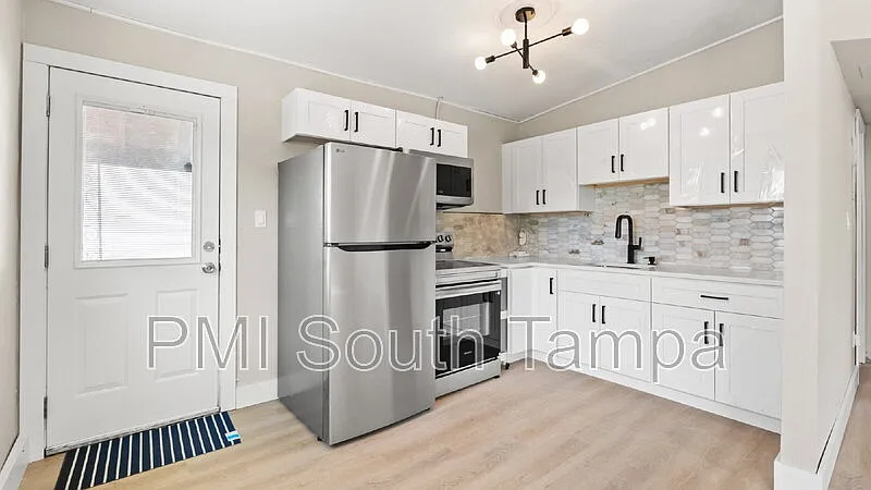 2 bed, 1.0 bath, 775 sqft, $2,300 — Photo 2