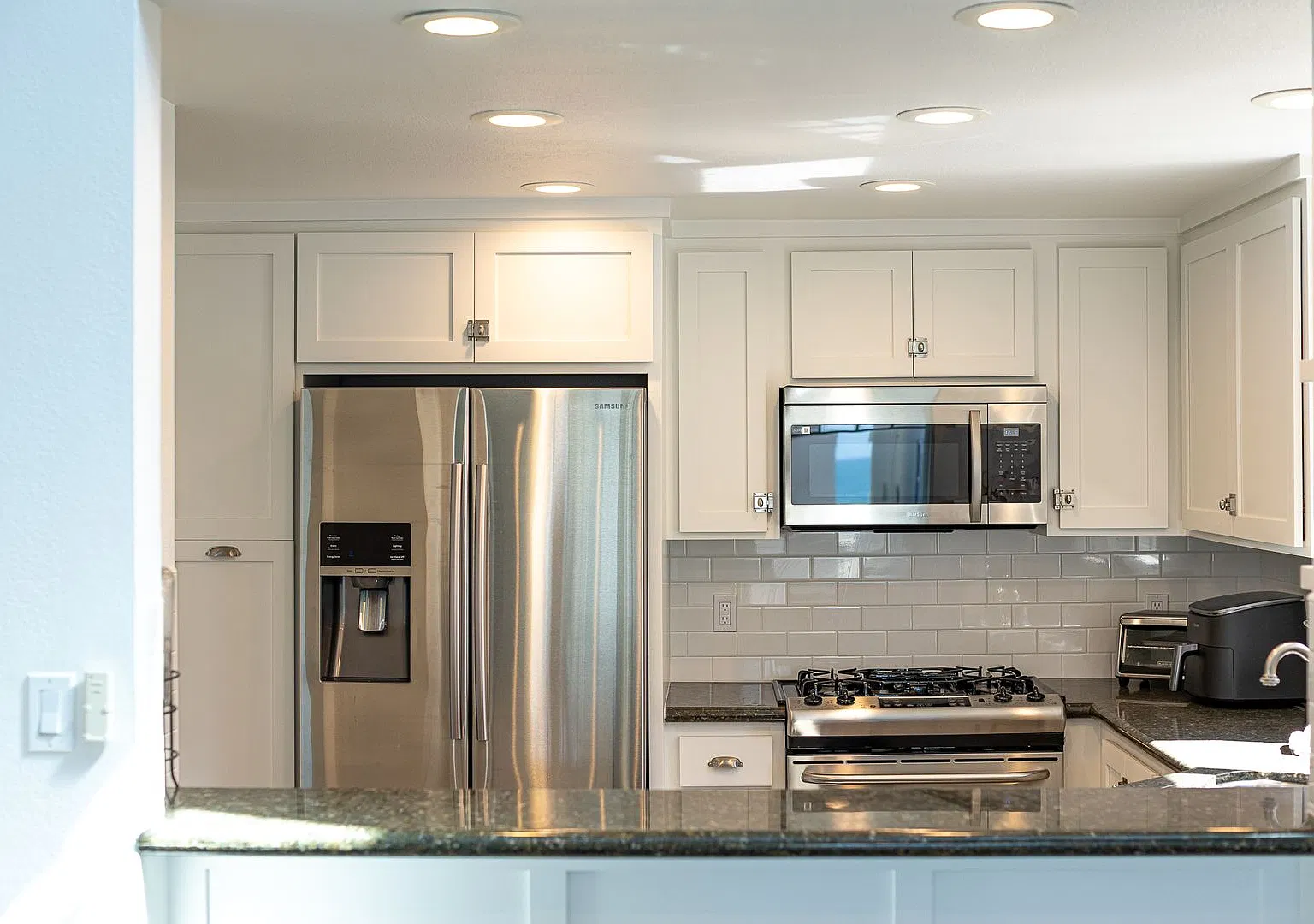 4 Bedroom + 2 Bathroom Home | Hollywood Beach | Oxnard | Unfurnished — Photo 3