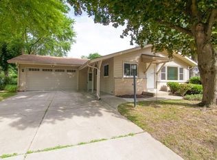 611 N Roosevelt Ave, Oconomowoc, WI 53066
