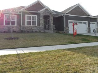 385 Ascot Ln, Robins, IA 52328