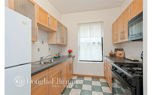 Sold by Douglas Elliman | media 25