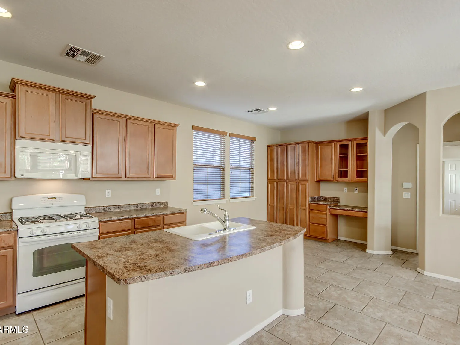 4 bed, 3.5 bath, 2089 sqft, $2,400 — Photo 4