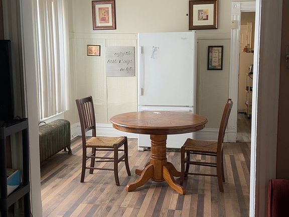 3rd image of 629 E 88th Pl