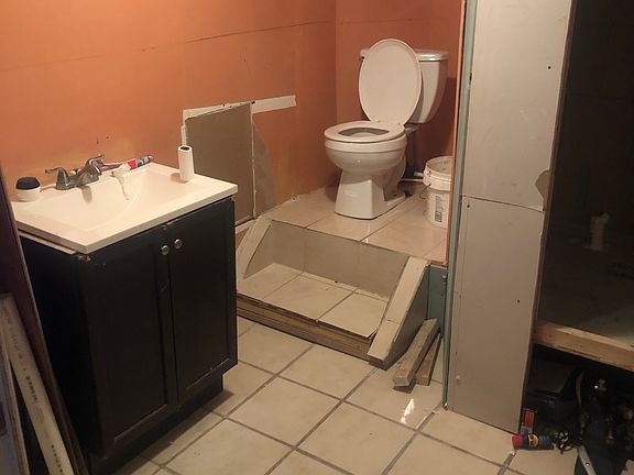 3rd image of 1715 W Erie Ave